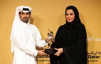 سعادة السيدة منيره بنت ناصر المسند مع أحد المكرمين بجائزة ريادة.jpg